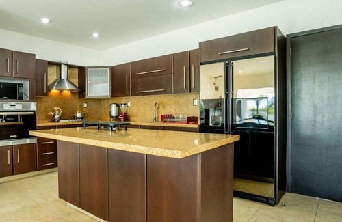 Lomas de Cocoyoc Casa | Spacious 5-Bedroom Oasis with Pool & BBQ
