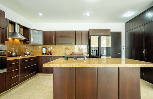 Lomas de Cocoyoc Casa | Spacious 5-Bedroom Oasis with Pool & BBQ