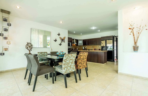 Lomas de Cocoyoc Casa | Spacious 5-Bedroom Oasis with Pool & BBQ