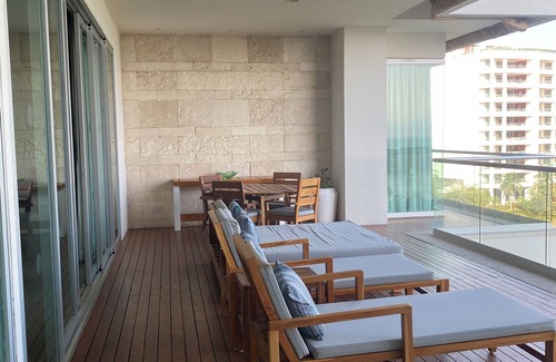Playacar Apartamento | Spacious 3-bedroom apartment with Spa , WiFi in welcoming Riviera Maya