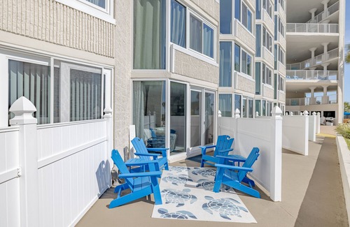 Panama City Beach Apartamento | PLANTA BAJA FRENTE CON PATIO! Sillas de playa GRATIS A PARTIR DEL 1 DE MARZO DE