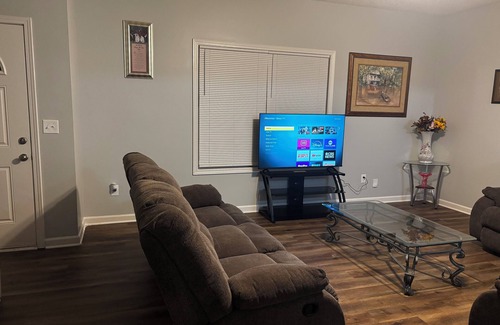 Riverdale Casa | My little castle Charming 3-bedroom townhome in serene Riverdale with WiFi, AC