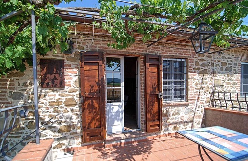 Paciano Villa | Casale Umbro es una encantadora propiedad en el campo de Umbría, con piscina privada, 8 dormitorios o 6 baños