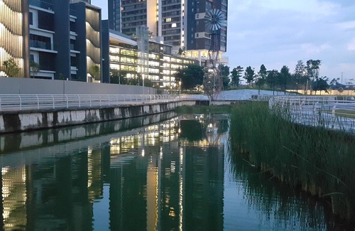 Subang Jaya Condominio | acogedora suite de diseño junto al jardín con lago