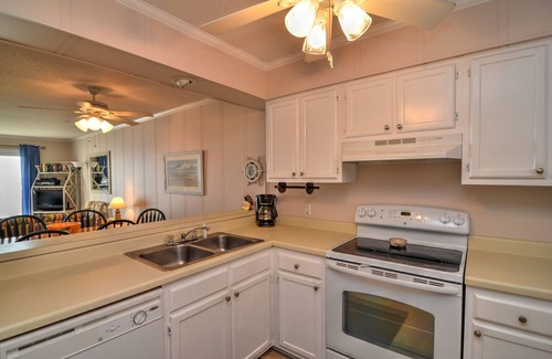 Holden Beach Condominio | "My Sunshine" es un hermoso condominio frente al mar en el segundo piso que ofrece 2 dormitorios y 2 baños en una ubicación fantástica en el East End.