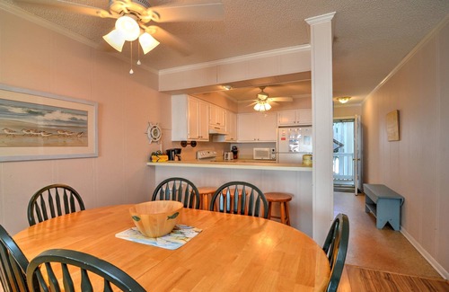 Holden Beach Condominio | "My Sunshine" es un hermoso condominio frente al mar en el segundo piso que ofrece 2 dormitorios y 2 baños en una ubicación fantástica en el East End.