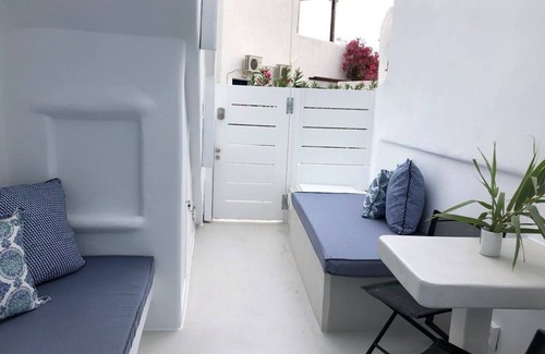 Platis Gialos Apartamento | Mykonian Mews H1 Luxury Cave Suite con jacuzzi al aire libre, salón y cocina.