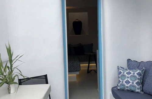 Platis Gialos Apartamento | Mykonian Mews H1 Luxury Cave Suite con jacuzzi al aire libre, salón y cocina.