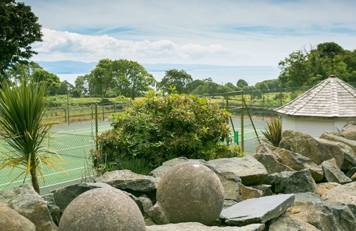 Criccieth Cabaña | Mynydd Ednyfed - a sea view that sleeps 21 guests in 10 bedrooms