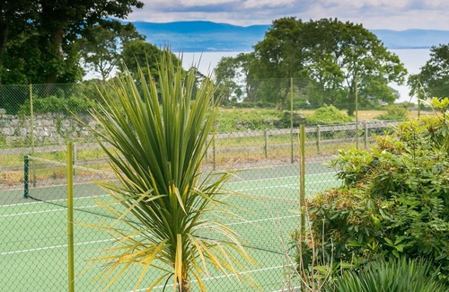 Criccieth Cabaña | Mynydd Ednyfed - a sea view that sleeps 21 guests in 10 bedrooms
