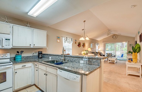 Carolina Forest Condominio | Myrtle Beach Golf Course Condo w/ Pool Access!