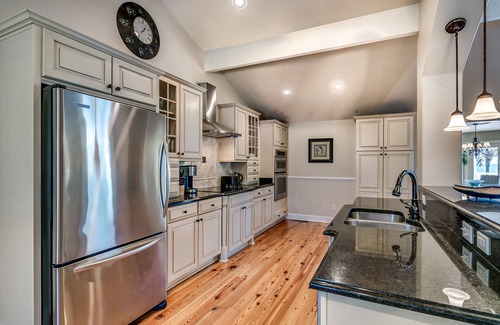 Myrtle Beach Casa | ¡Magnífico! 5 Dormitorio 4. 5 Bath Beach Home w / Pool ~ Hot Tub ~ Game Room ~ Balcón!