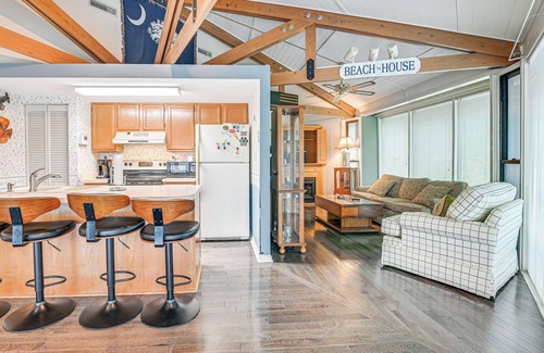 Surfside Beach Casa | ‘Myrtle Beach Tree House' w/ Deck ~ 7 Mi to Beach!
