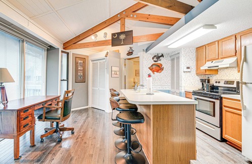 Surfside Beach Casa | ‘Myrtle Beach Tree House' w/ Deck ~ 7 Mi to Beach!