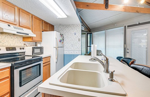 Surfside Beach Casa | ‘Myrtle Beach Tree House' w/ Deck ~ 7 Mi to Beach!