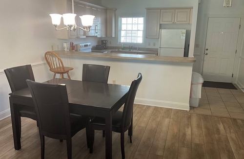 Central Myrtle Beach Condominio | Myrtlewood 2-bedroom condo accepting pets. Pool in the backyard