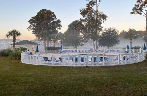 Central Myrtle Beach Condominio | Myrtlewood 2-bedroom condo accepting pets. Pool in the backyard