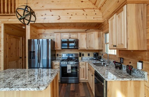Gatlinburg Casa | Mystic Mountain Cabin View Grill Fire Pit