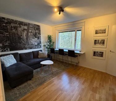 Hasselby Apartamento | Nära metro, stranden och skogen.