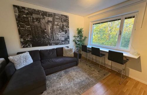 Hasselby Apartamento | Nära metro, stranden och skogen.