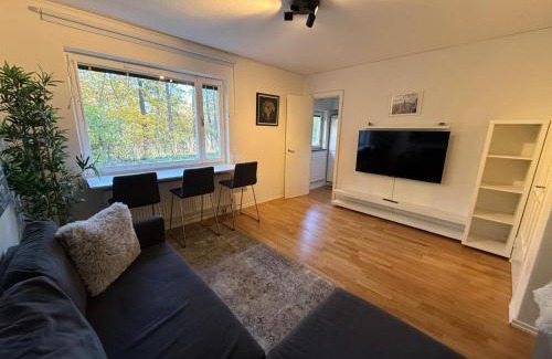 Hasselby Apartamento | Nära metro, stranden och skogen.