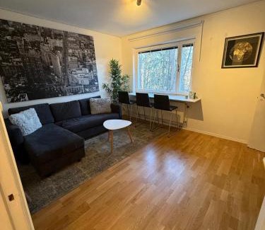 Hasselby Apartamento | Nära metro, stranden och skogen.