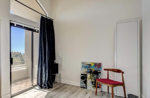 Pacific Palisades Condominio | "Your Ideal Coastal Retreat! Walking Distance to Everything You Need!