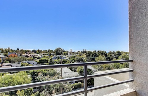 Pacific Palisades Condominio | "Your Ideal Coastal Retreat! Walking Distance to Everything You Need!