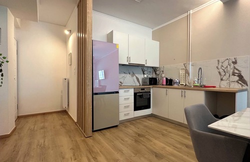 Petralona Apartamento | N27 Purple Rainbow