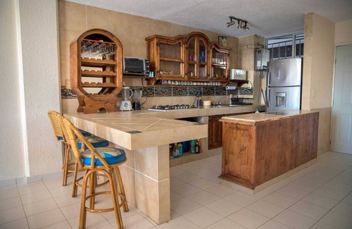 Las Playas Apartamento | n3BR/2BA Condo With Pool & AC – Steps to the Beach