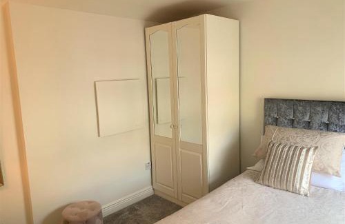Naas Chalet De Esquí | Naas 2 Bedroom Back Garden Escape