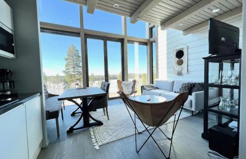 Ahtari Apartamento | Naava Chalet Loft 303 - kaksikerroksinen lasiseinähuoneisto järvinäköalalla