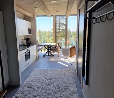 Ahtari Apartamento | Naava Chalet Loft 303 - kaksikerroksinen lasiseinähuoneisto järvinäköalalla