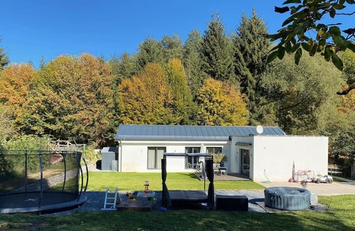 Turova Casa | Nadštandartný dom LAhaus v strede lesa blízko mesta