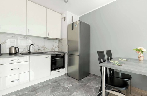 Gdynia Apartamento | Nadmorskie Tarasy 15 | Gdynia | White and Grey Apartment | Parking | Desk | Balc