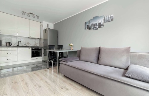 Gdynia Apartamento | Nadmorskie Tarasy 15 | Gdynia | White and Grey Apartment | Parking | Desk | Balc