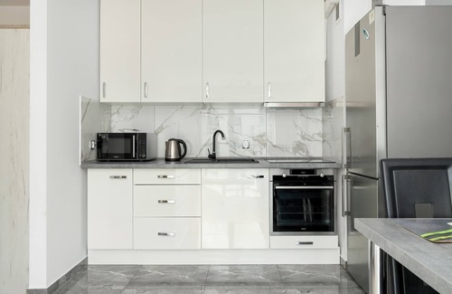 Gdynia Apartamento | Nadmorskie Tarasy 15 | Gdynia | White and Grey Apartment | Parking | Desk | Balc