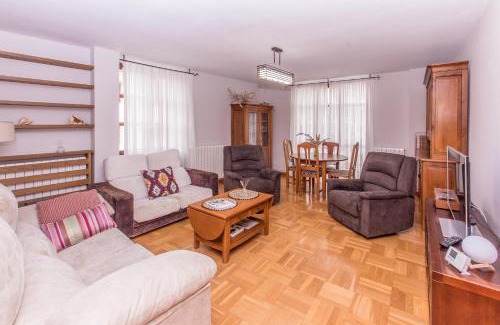 Ezcaray Apartamento | Nahia Ezcaray - Apartamento Familiar para 6 personas con piscina y parking en Ezcaray