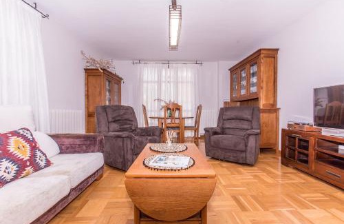 Ezcaray Apartamento | Nahia Ezcaray - Apartamento Familiar para 6 personas con piscina y parking en Ezcaray