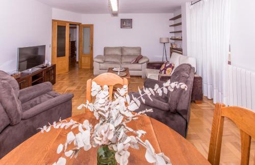 Ezcaray Apartamento | Nahia Ezcaray - Apartamento Familiar para 6 personas con piscina y parking en Ezcaray