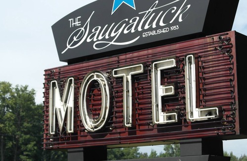 Saugatuck Complejo | Named 1 of 17 Most Retro Motels in America epitomizing old school ambiance!