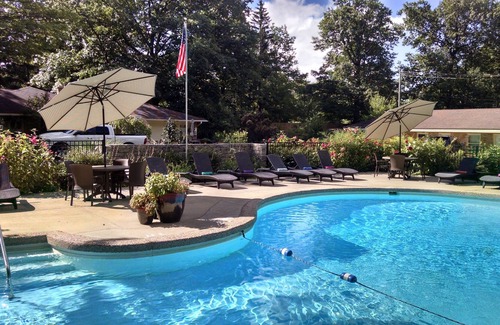 Saugatuck Complejo | Named 1 of 17 Most Retro Motels in America epitomizing old school ambiance!