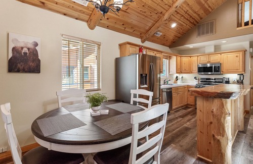 Peter Pan Cabina | Nana Bear Manor - Hot Tub, Fireplace, Deck, Barbecue