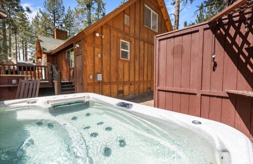 Peter Pan Casa | Nana Bear Manor - Quiet and spacious log cabin with hot tub perfect for a mountain getaway!
