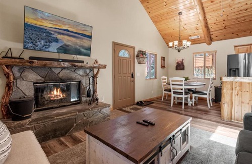 Peter Pan Casa | Nana Bear Manor - Quiet and spacious log cabin with hot tub perfect for a mountain getaway!