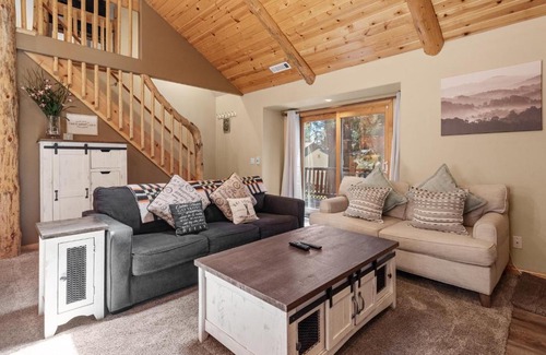 Peter Pan Casa | Nana Bear Manor - Quiet and spacious log cabin with hot tub perfect for a mountain getaway!