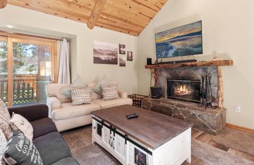 Peter Pan Casa | Nana Bear Manor - Quiet and spacious log cabin with hot tub perfect for a mountain getaway!