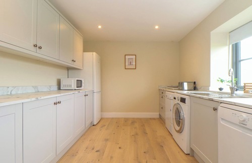 St Just Casa | NANCHERROW STUDIO, pet friendly, with hot tub in St Just