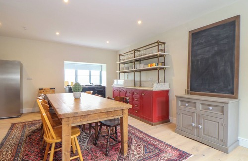 St Just Casa | NANCHERROW STUDIO, pet friendly, with hot tub in St Just