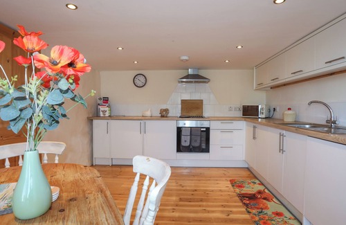 Cylch-Y-Garn Cabaña | NANT Y GOF, pet friendly, character holiday cottage in Cemaes Bay